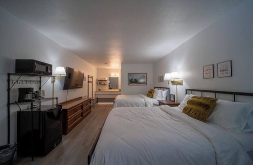 Eureka Springs Historic District Complejo | Step into the The Crows Have Eyes Room!