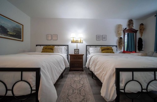 Eureka Springs Historic District Complejo | Step into the The Crows Have Eyes Room!