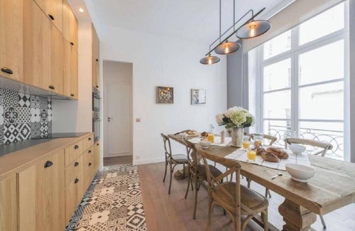 Enfants-Rouges Apartamento | STEP INTO TIMELESS PARISIAN CHARM IN THE VIBRANT HISTORIC LE MARAIS -RUE CHARLOT