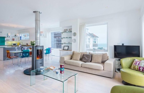 Trebetherick Cabaña | STEPPER POINT, pet friendly, with a garden in Polzeath