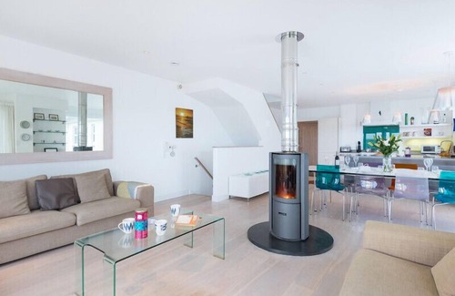 Trebetherick Cabaña | STEPPER POINT, pet friendly, with a garden in Polzeath
