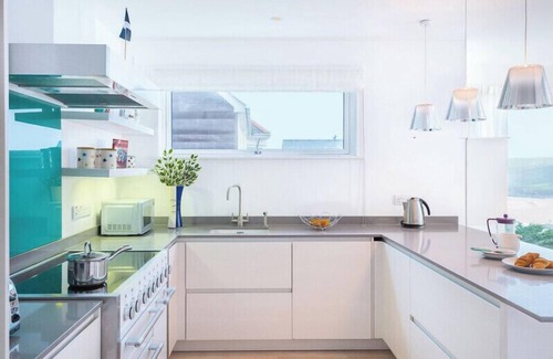 Trebetherick Cabaña | STEPPER POINT, pet friendly, with a garden in Polzeath