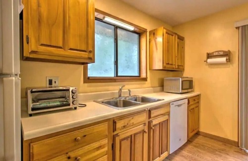 Locust Lake Village Cabina | Steps 2 Lake, 3 Bedrm cabin w/ bonus Loft, 2 full Baths, Pool Table, 2 Kayaks