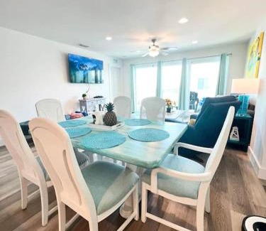 Madeira Beach Apartamento | Steps across from Madeira Beach, heated pool- Luxury 3 bedrooms, 3 full bathrooms