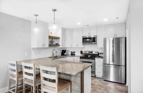 Gulf Place Condominio | Steps Away from a PRIVATE Beach-3 Pools-Pickleball-WALK TO 10 + RESTAURANTS