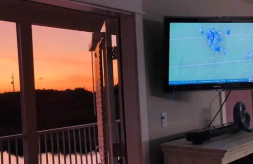 Gulf Place Condominio | Steps Away from a PRIVATE Beach-3 Pools-Pickleball-WALK TO 10 + RESTAURANTS