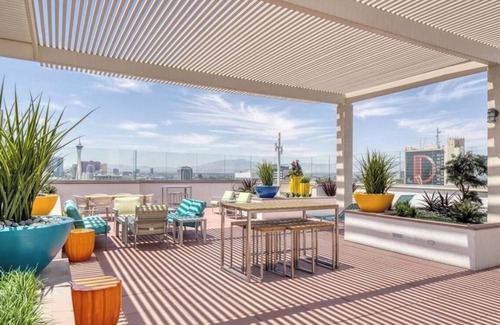 Downtown Las Vegas Condominio | Steps Away from Downtown Action!