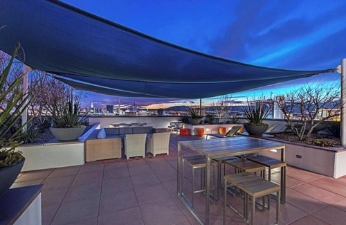Downtown Las Vegas Condominio | Steps Away from Downtown Action!