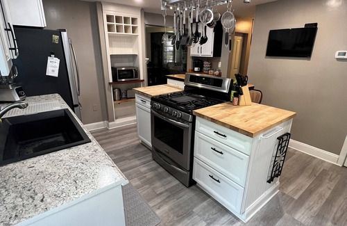 Bristol Apartamento | Steps Away from Downtown Bristol - Cozy Family Retreat!
