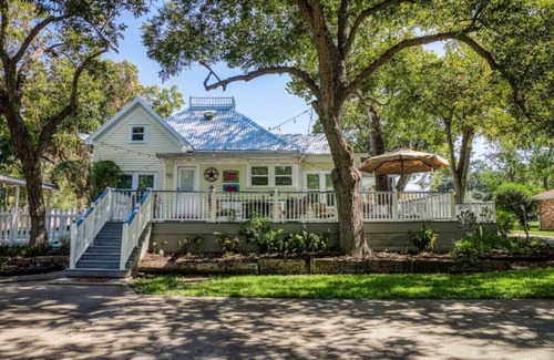 La Grange Casa | Steps away from the sweet LaGrange downtown square