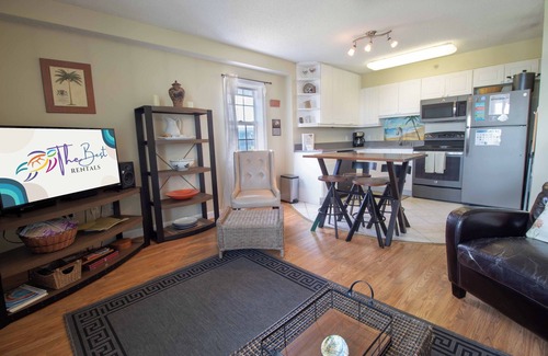 Folly Beach Condominio | Palm Cove ~ Pasos desde la calle Center w / River Views & Pool