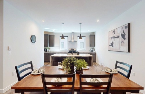 Iowa City Condominio | Steps from Kinnick, Carver & University of Iowa Hospital --- NEW LISTING ---
