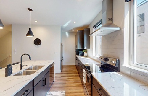 Iowa City Condominio | Steps from Kinnick, Carver & University of Iowa Hospital --- NEW LISTING ---
