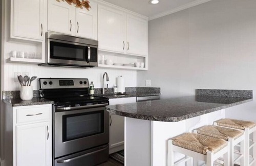 Isle of Palms Apartamento | Steps from the beach, pool, and downtown IOP!