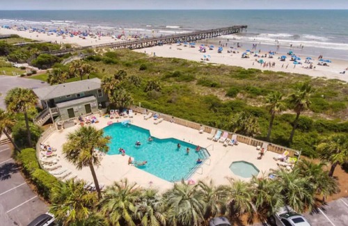 Isle of Palms Apartamento | Steps from the beach, pool, and downtown IOP!