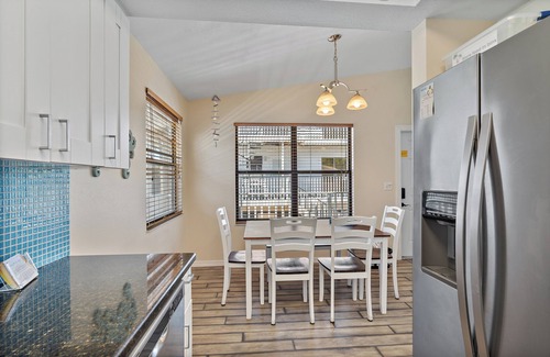 Holmes Beach Villa | Casa Coconut AMI # 1, 2 BR, 1 baño al otro lado de la calle de Manatee Beach.