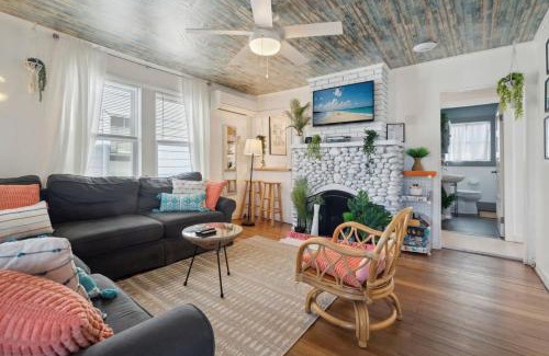 Hampton Casa | Steps to Beach Fireplace Pat's Porch
