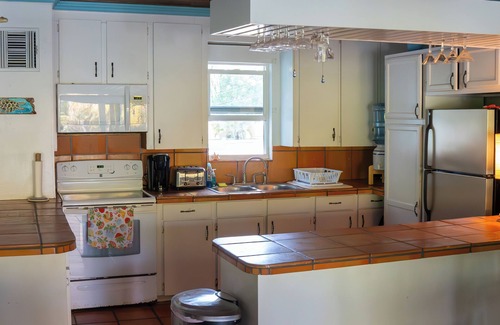 Spanish Wells Casa | Steps to Beach- Kayaks, Paddleboards, Bikes!