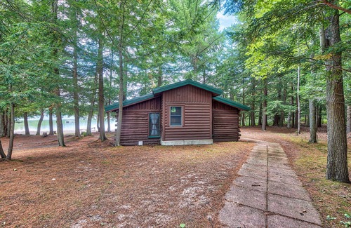 Levering Cabaña | Steps to Beach: Lake Cabin Retreat in Levering!