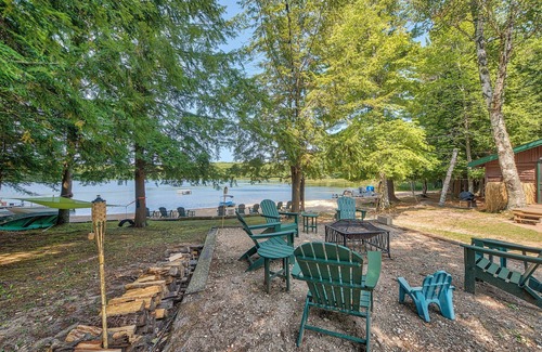 Levering Cabaña | Steps to Beach: Lake Cabin Retreat in Levering!