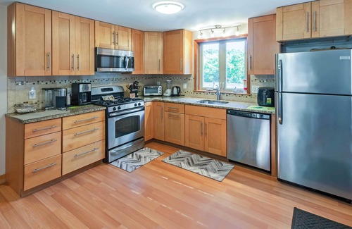 Barnstable County Casa | ¡NUEVO! West Yarmouth Home - ¡5 minutos a pie hasta la playa!