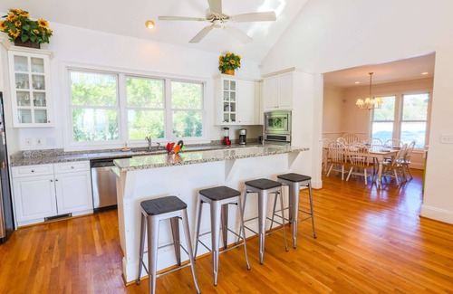Folly Beach Casa | ¡Nuevo! 1 min a la playa. Relájese en la hermosa casa de playa con vista al mar, 2 Master Suites, porche y elevador.