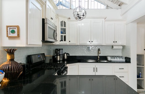 Silver Sands Villa | Steps To Beach - Spacious Clean Cottage w/ Cook