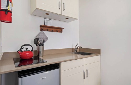Summerland Casa | Steps to Beach & Town! Ocean Views! Sleeps 4 in style!