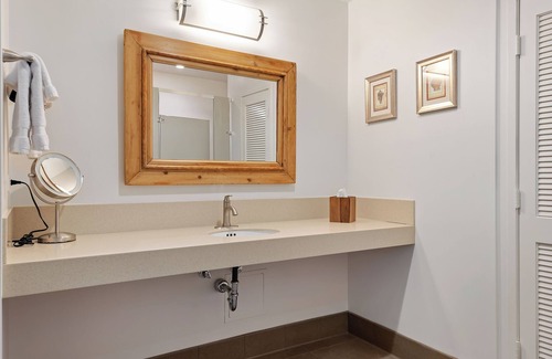 Summerland Casa | Steps to Beach & Town! Ocean Views! Sleeps 4 in style!