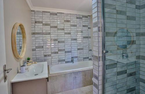 Shaka's Rock Apartamento | Steps to beach, walk to eateries, loadshed free