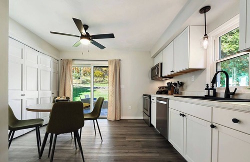Tarrs Apartamento | Steps to Bella Terra | Pet Friendly | Fire Pit