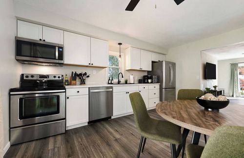 Tarrs Apartamento | Steps to Bella Terra | Pet Friendly | Fire Pit