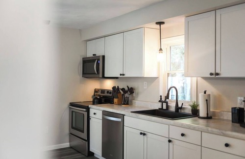 Tarrs Apartamento | Steps to Bella Terra | Pet Friendly | Fire Pit