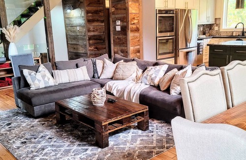 The Blue Mountains Chalet De Esquí | Steps to Blue Mountain Village/with Movie Room Hottub & Sauna - Long Term Rental