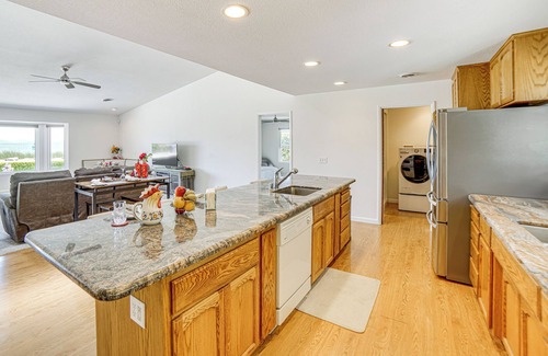 Lakeport Casa | Steps to Clear Lake: Hot Tub Haven in NorCal!