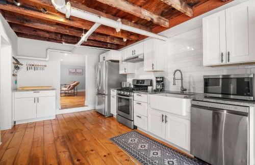 Dennis Casa | Steps to Dining Less than 1 mile to Bayside Beaches