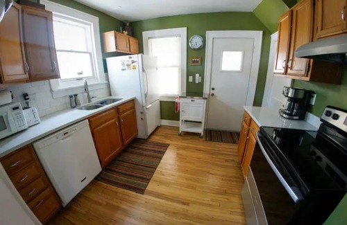 Mann Casa | Steps to Downtown Iowa City, Cozy and Colorful!