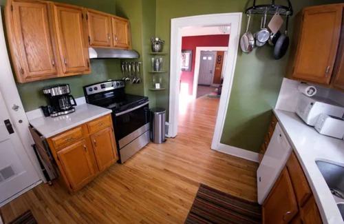 Mann Casa | Steps to Downtown Iowa City, Cozy and Colorful!