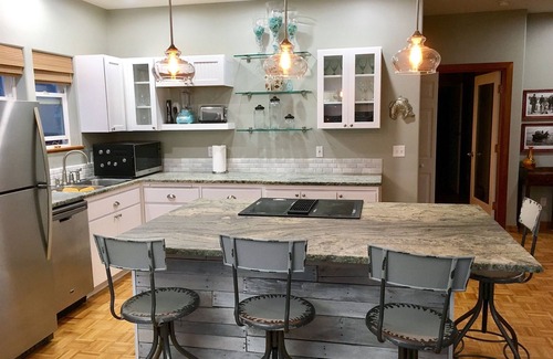 Newport Casa | Oceanview Villa, Secret Game Room, Spa, 800 SF Master. Pasos a la playa, pueblo!