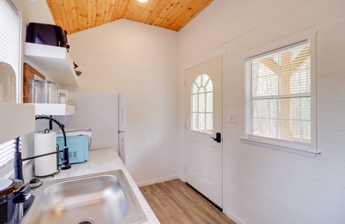 Tumbling Shoals Cabina | Steps to Greers Ferry Lake: Tumbling Shoals Cabin!