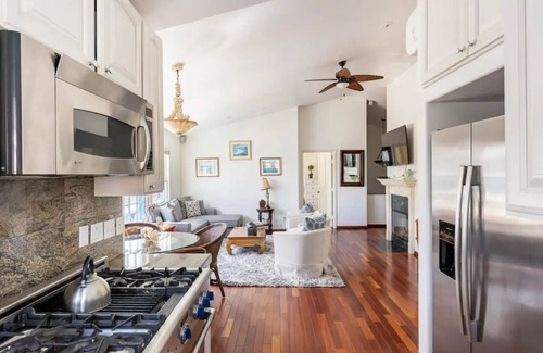 Village of La Jolla Condominio | Steps to La Jolla Cove with Gorgeous Views, Village Living at its Finest!