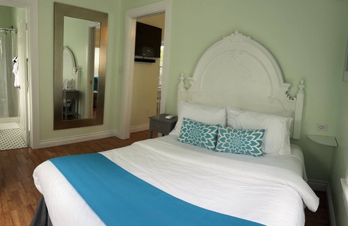 Downtown Fort Lauderdale Cabaña | Steps to Las Olas/Newly renovated Key West Style Cottage, deck & Courtyard!
