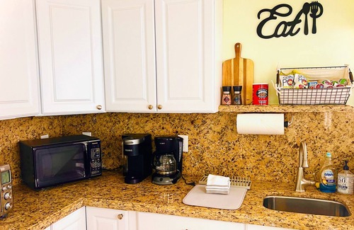 Downtown Fort Lauderdale Cabaña | Steps to Las Olas/Newly renovated Key West Style Cottage, deck & Courtyard!