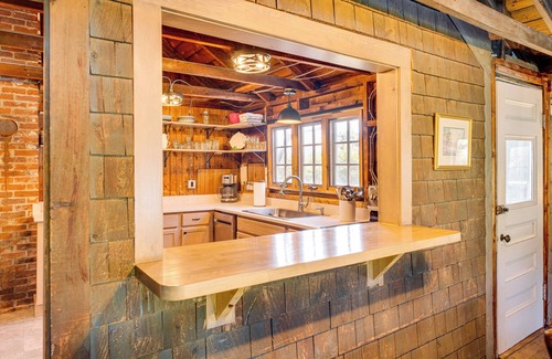 Byfield Cabaña | Steps to North Hampton Beach: Cottage w/ Deck!