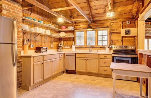 Byfield Cabaña | Steps to North Hampton Beach: Cottage w/ Deck!