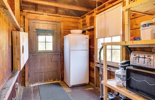 Byfield Cabaña | Steps to North Hampton Beach: Cottage w/ Deck!
