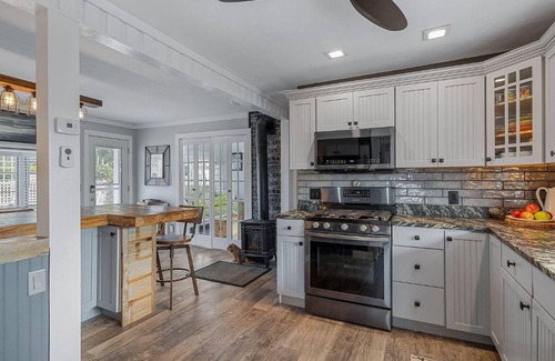 Ocean Bluff-Brant Rock Cabaña | STEPS to Private Beach-7 Beds, 11 guests, Pool, Fenced Yard, River access