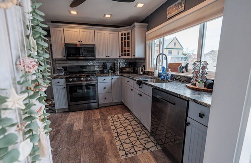 Ocean Bluff-Brant Rock Cabaña | STEPS to Private Beach-7 Beds, 11 guests, Pool, Fenced Yard, River access