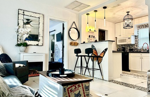 Safety Harbor Condominio | Steps to Restaurants & Main Street. Pet friendly
