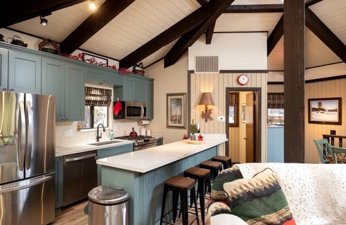 Summit Estates Cabina | Steps to Snow Summit.Updated. Cozy Fireplace. BBQ.